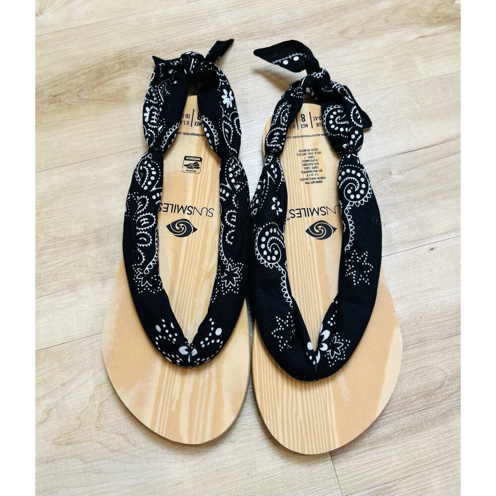 SunSmiles memory foam sandals with a black paisley bandana fabric Wm’s Sz 10